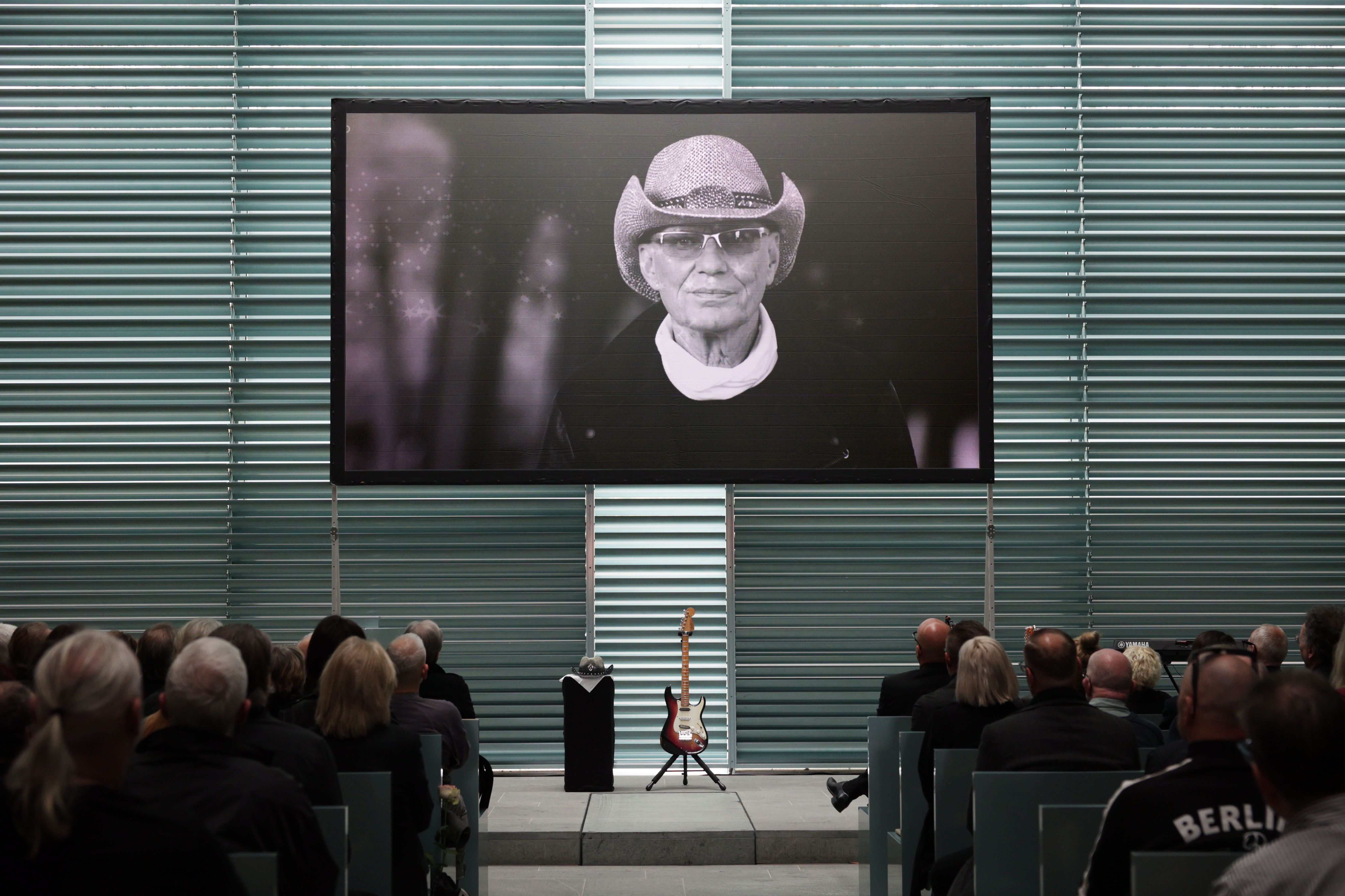 Image - Tränen für den City-Kapitän: Die Ostrock-Prominenz nimmt Abschied von Fritz Puppel († 79)