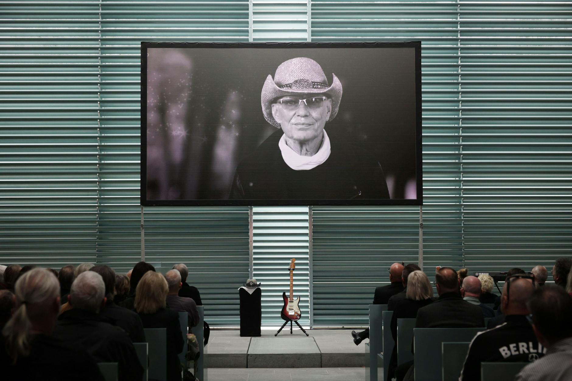 Mit Gitarre und Hut: Familie, Freunde, Kollegen und Fans verabschiedeten sich am Mittwoch von Fritz Puppel.