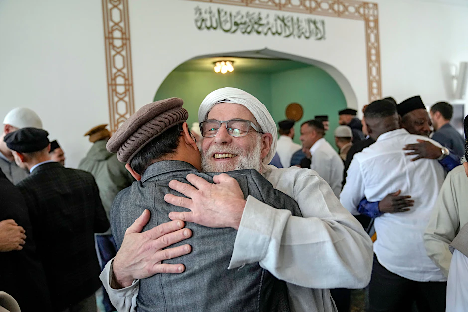 Eid al-Fitr in Berlin: Nach dem Beten gibt es Umarmungen.