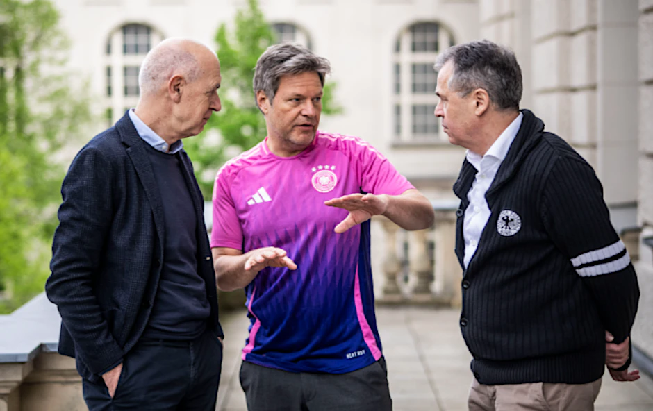 Robert Habeck (m), Bundesminister für Wirtschaft und Klimaschutz, trifft die DFB-Spitze mit DFB-Präsident Bernd Neuendorf (l) und Andreas Rettig, Geschäftsführer des Deutschen Fußball-Bundes (DFB), zu einem Gespräch.