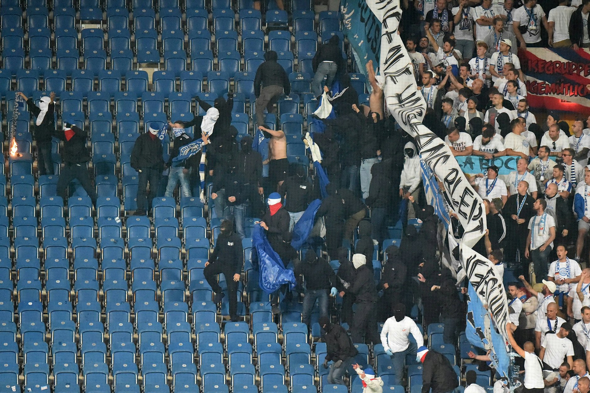 Hansas Ultras provozierten Hertha-Fans 2017 mit der 2014 geklauten Ostkurven-Fahne. Aus dem Hertha-Block flogen wiederum Raketen in die Menge.&nbsp;