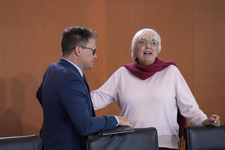 Kulturstaatsministerin Claudia Roth und der Ostbeauftragte Carsten Schneider