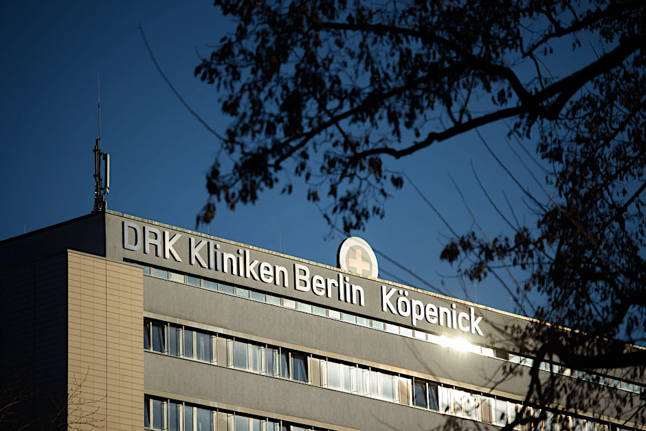 ARCHIV - Der Schriftzug der Kliniken Berlin-Köpenick des Deutschen Roten Kreuzes (DRK) ist auf einem Klinikgebäude zu sehen.  
