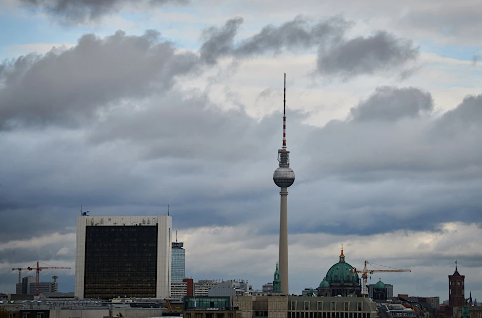 ARCHIV - Wolken ziehen am Fernsehturm vorbei.  
