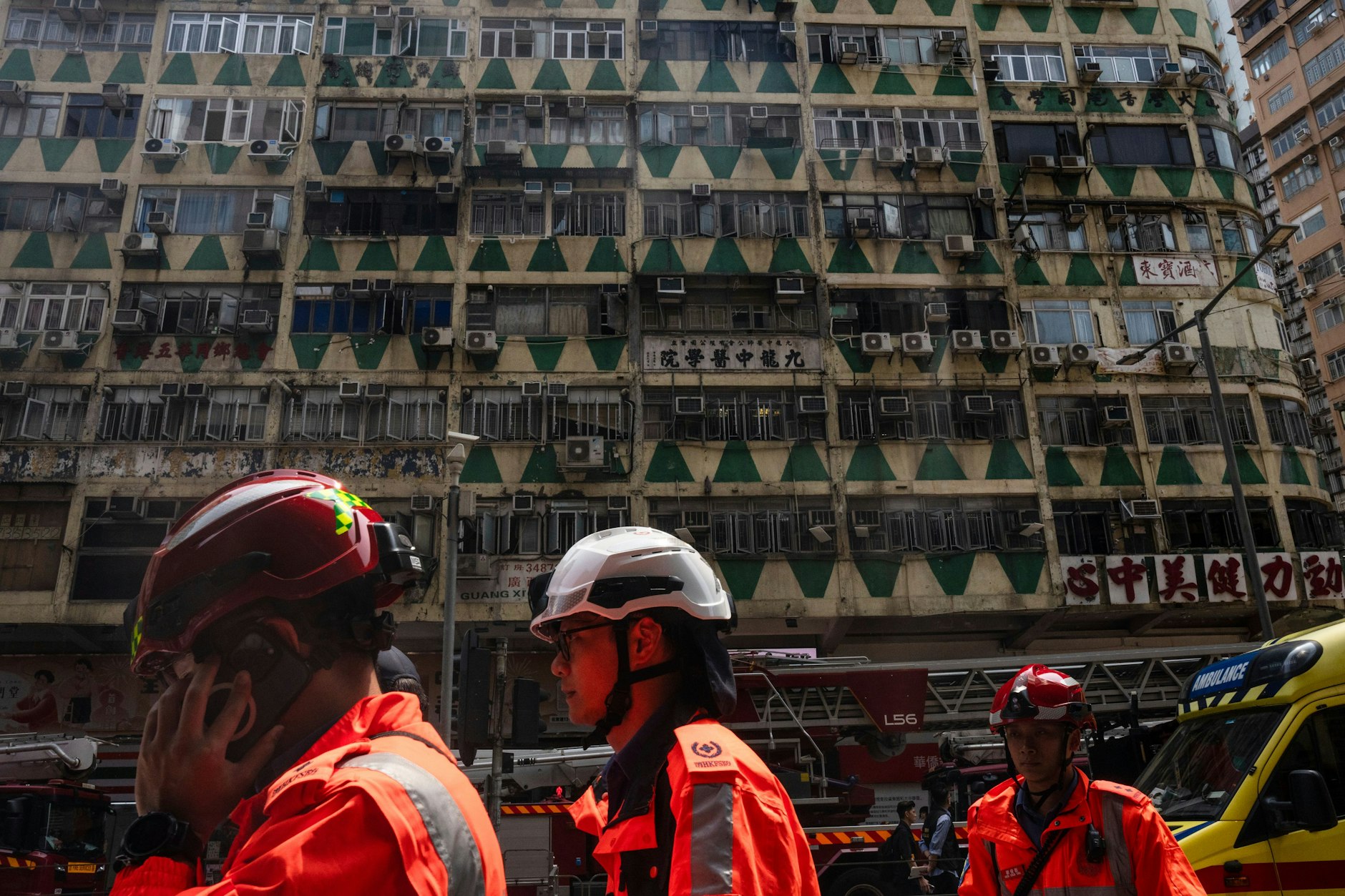 Hongkong: Rettungskräfte gehen an einem Gebäude namens New Lucky House vorbei, in dem ein Feuer ausgebrochen war.