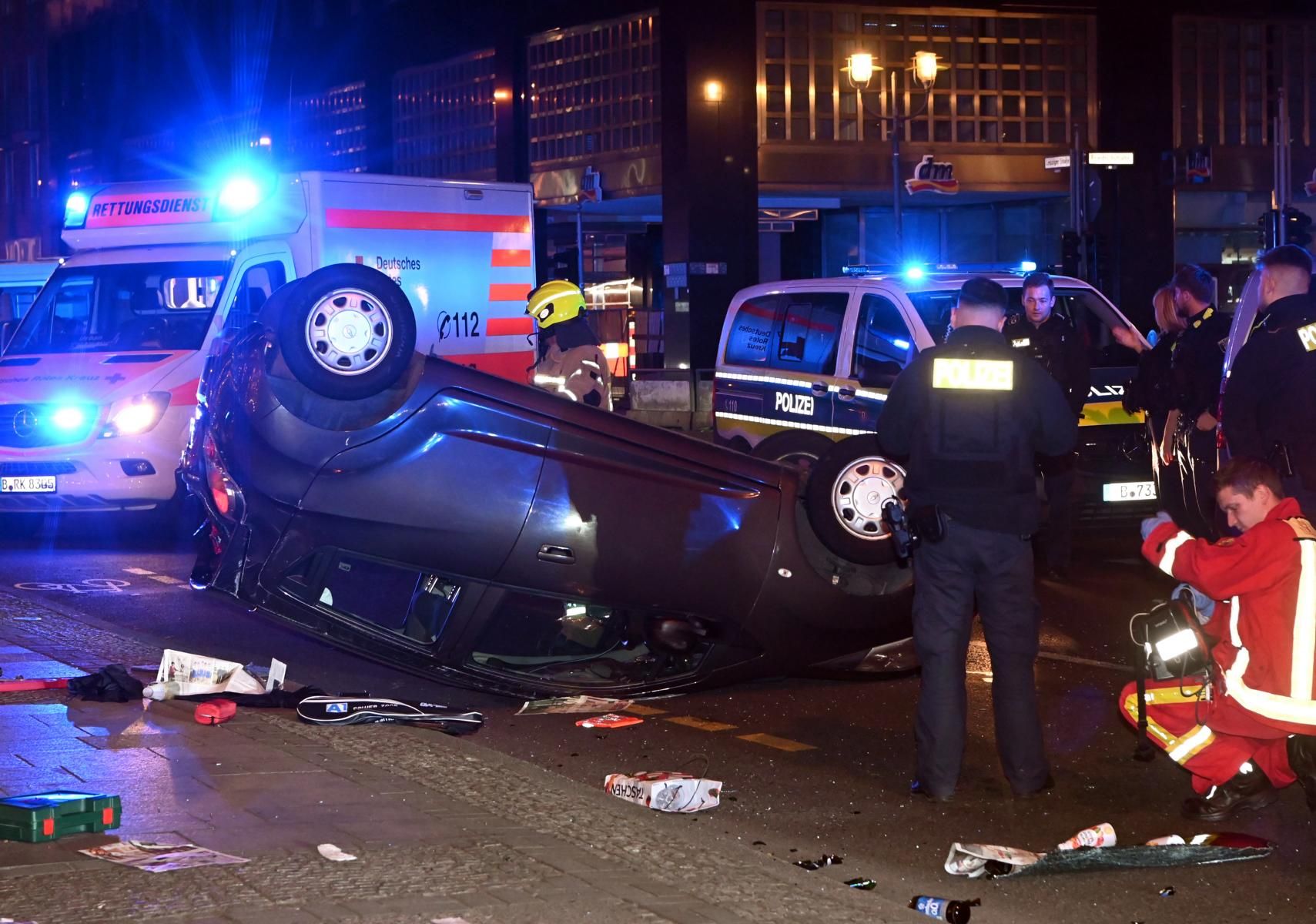 Horror-Crash auf der Friedrichstraße: Kleinwagen schleudert aufs Dach