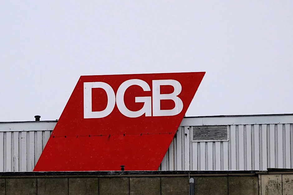 ARCHIV - Nach Angaben des DGB wurden im vergangenen Jahr mehr als 1,3 Milliarden Überstunden geleistet, weit mehr als die Hälfte davon unbezahlt.  