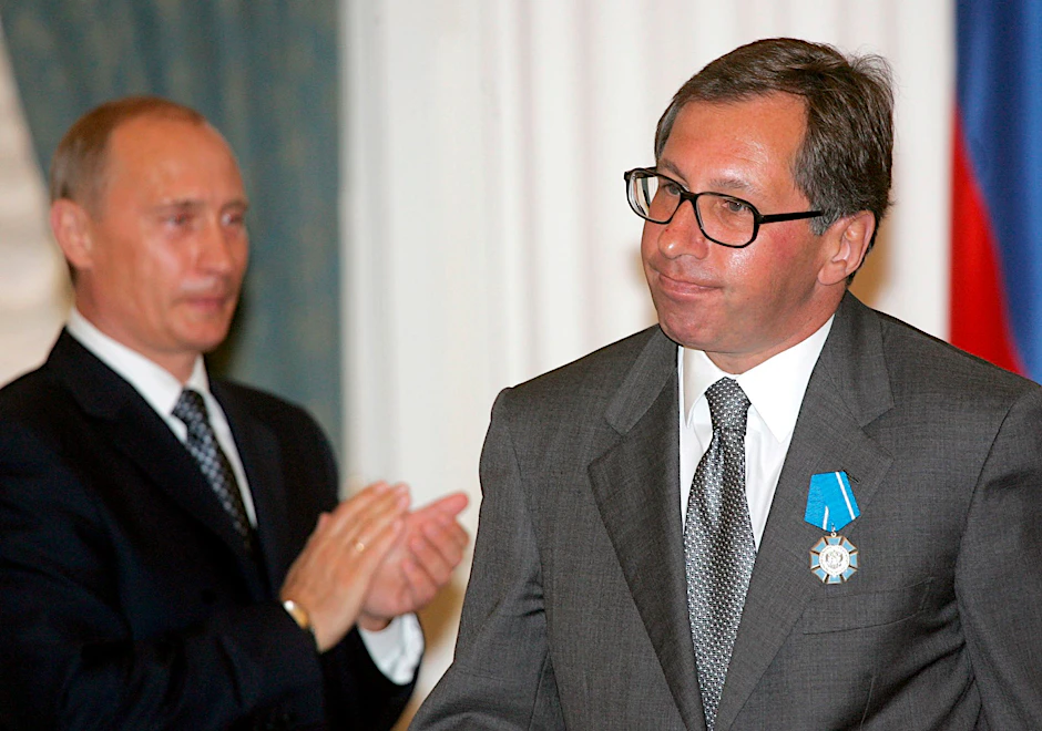 Kremlchef Wladimir Putin applaudiert dem damaligen Alfa-Bank-Chef Pjotr Awen nach der Verleihung des Ordens für Verdienste um das Vaterland im Jahr 2005 (Archivbild).&nbsp;