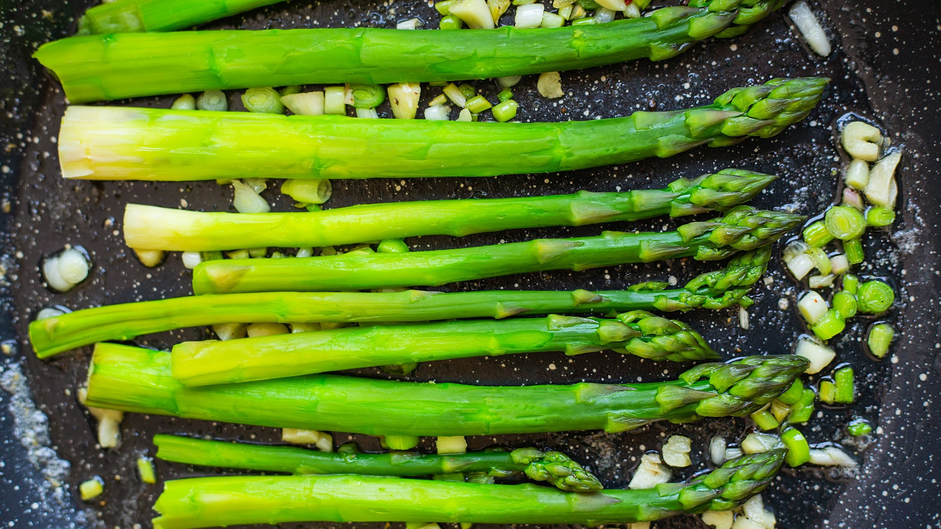 Probieren Sie das Rezept für gebratenen Spargel gleich mal aus.