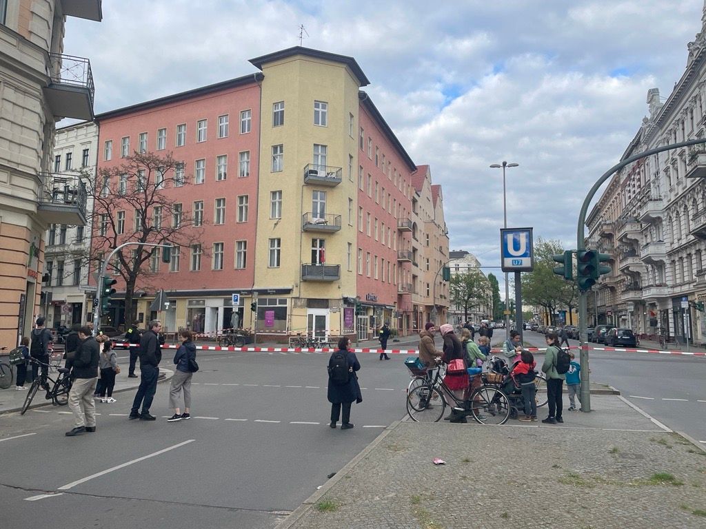 Einsturzgefahr: Wohnhaus in Schöneberger Goltzstraße evakuiert, Straßen bleiben gesperrt