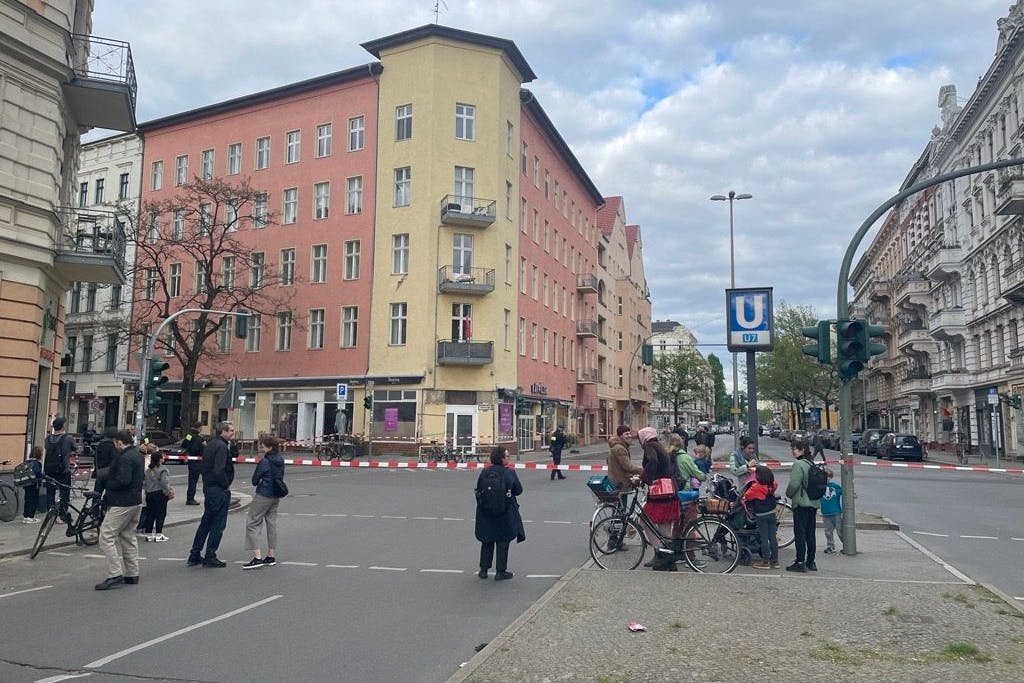 Das einsturzgefährdete Haus in der Goltzstraße, Ecke Grunewaldstraße. Bewohner mussten das Gebäude räumen.