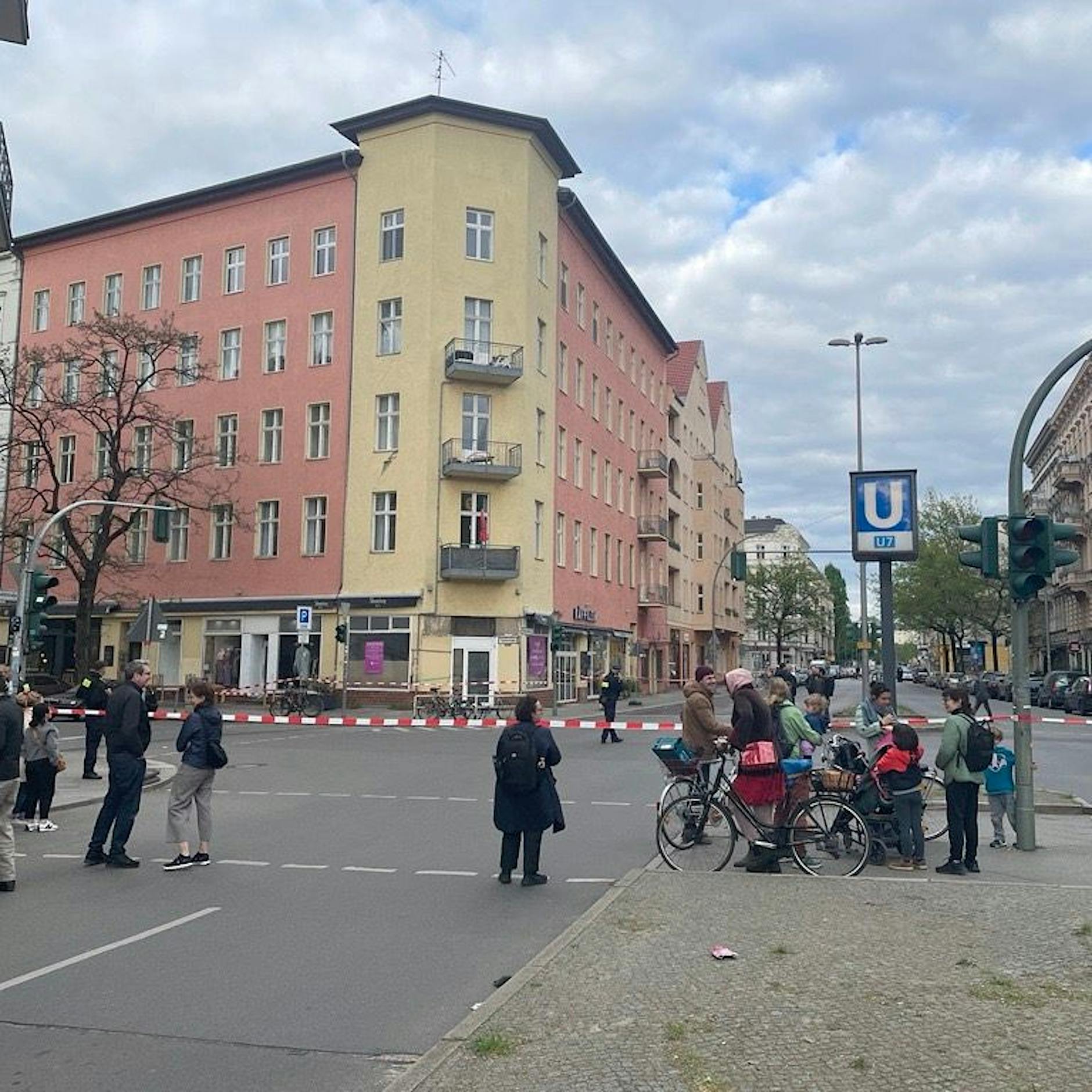Einsturzgefahr: Wohnhaus in Schöneberger Goltzstraße evakuiert, Straßen bleiben gesperrt