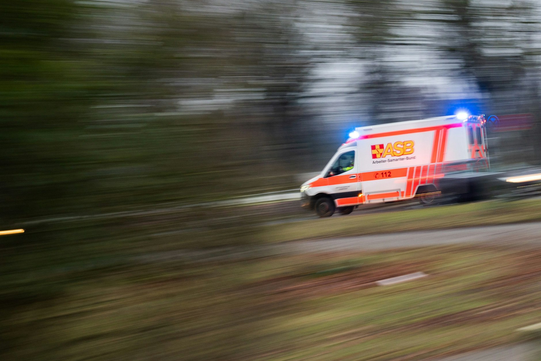 Ein Rettungswagen fährt mit Blaulicht durch die Innenstadt. 