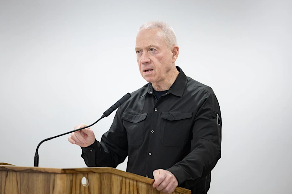 HANDOUT - Der israelische Verteidigungsminister Joav Galant widerspricht Netanjahu, indem er sagt, es gäbe keinen Termin für eine möglicherweise bevorstehende Rafah-Offensive.  