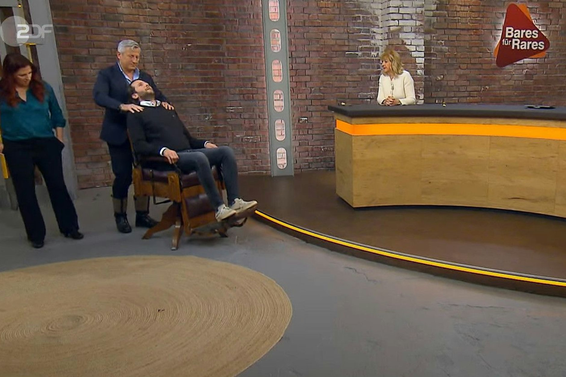 Fertig zur Rasur? „Bares für Rares“-Händler Julian Schmitz-Avila bekommt zunächst nur eine Nackenmassage.