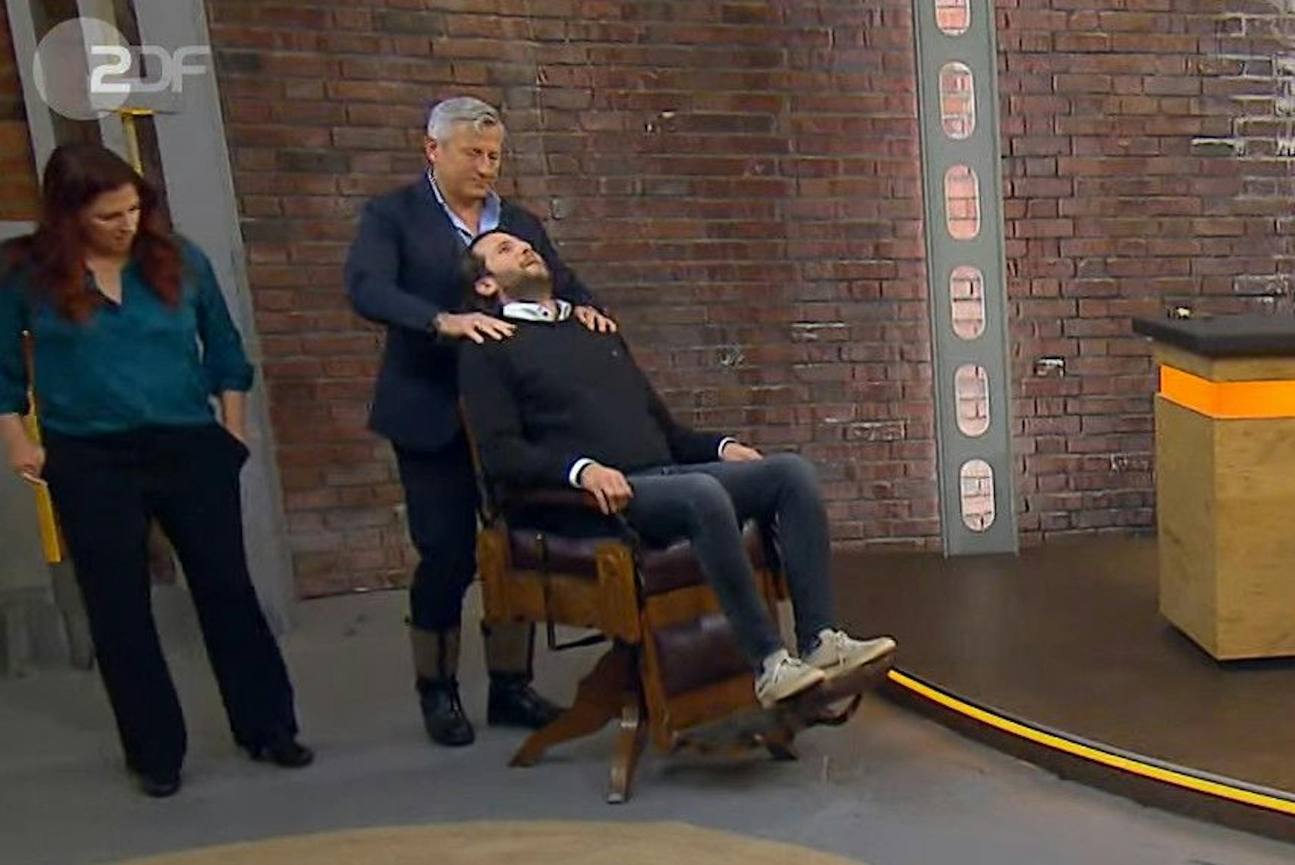 Wer wird heute bei „Bares für Rares“ auf dem alten Friseur-Stuhl rasiert?