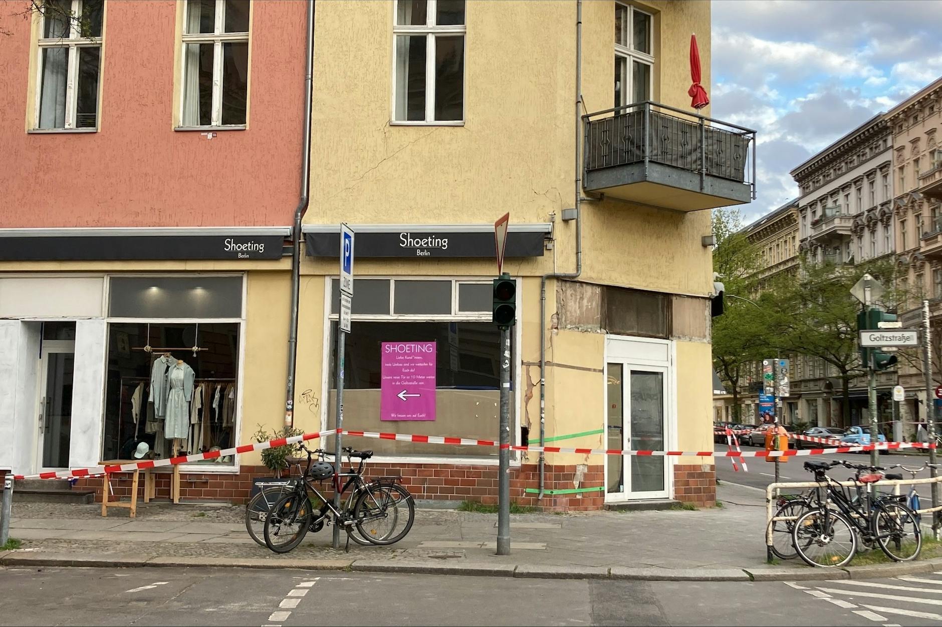 Nach Angaben eines Polizisten von vor Ort müsse nun eine Fachfirma prüfen, ob das Eckgebäude an der Kreuzung abgerissen werden muss.