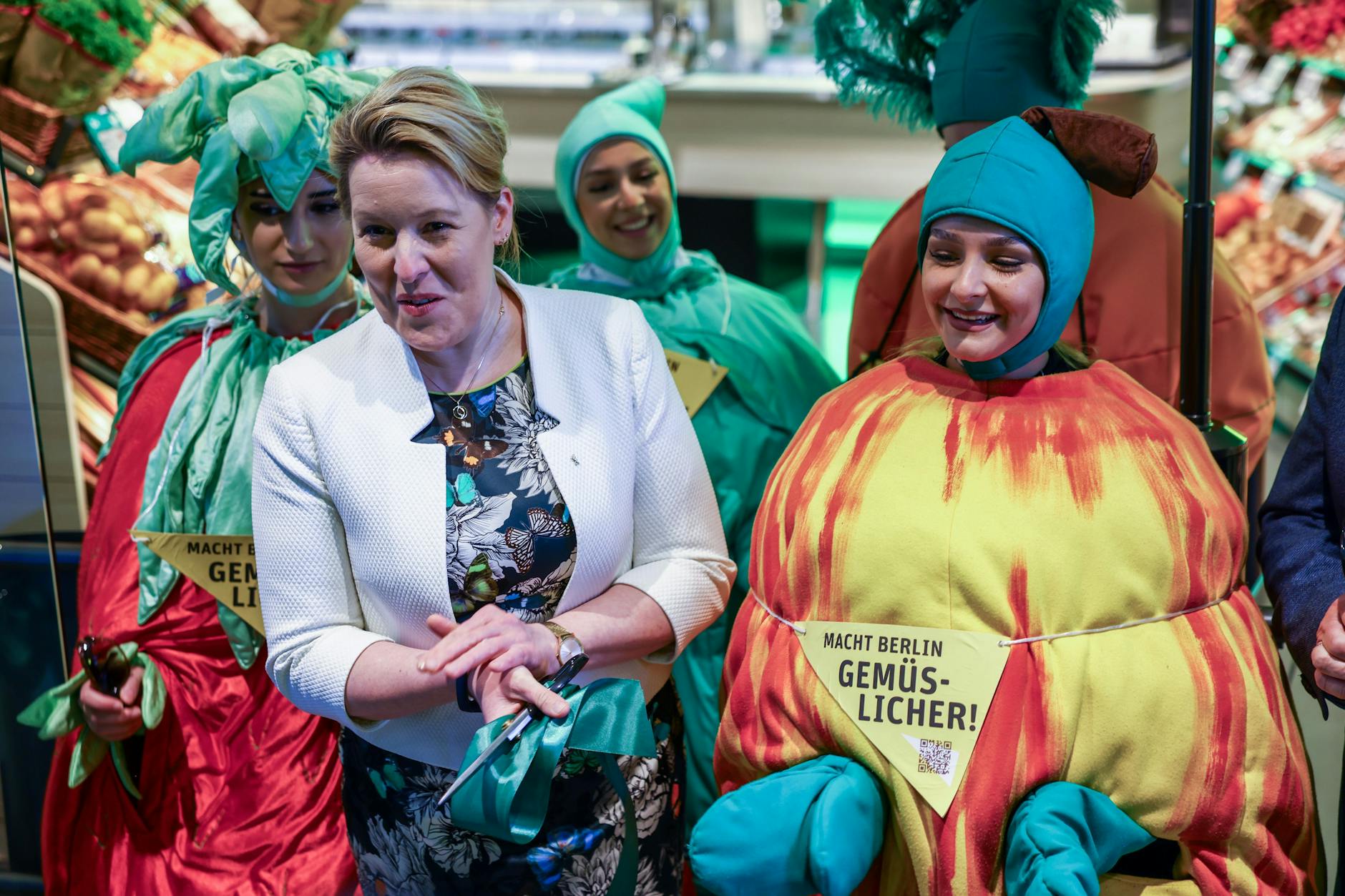 Berlin: Der erste vegane Rewe startet durch – und Wirtschaftssenatorin Franziska Giffey ist mittendrin.