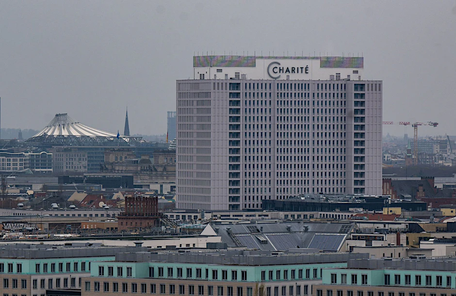 PRODUKTION - Blick auf das Bettenhochhaus der Charite im Bezirk Mitte.  d