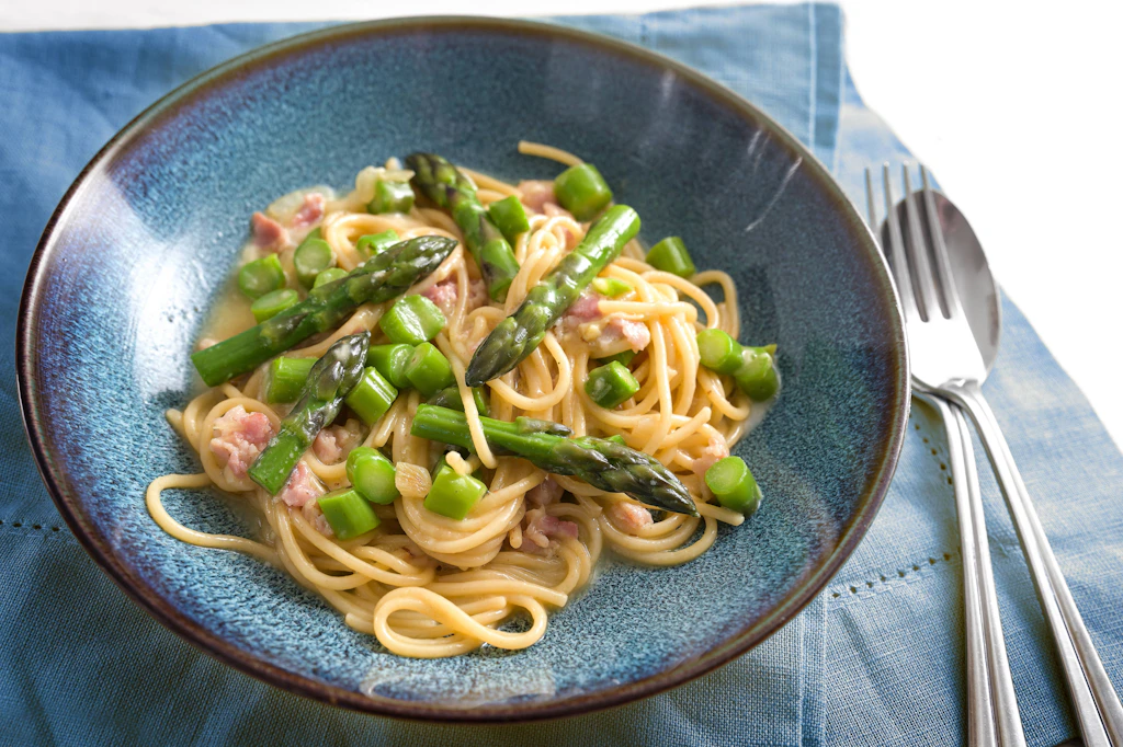 Für Pasta-Fans: Probieren Sie unser Rezept für Sahne-Spaghetti mit Spargel