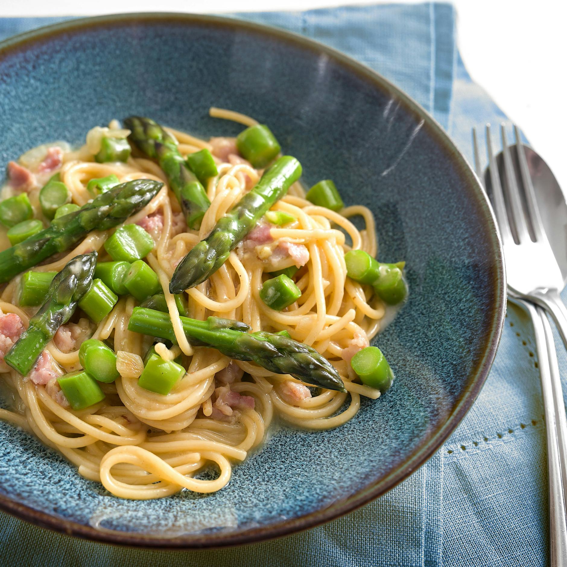 Für Pasta-Fans: Probieren Sie unser Rezept für Sahne-Spaghetti mit Spargel