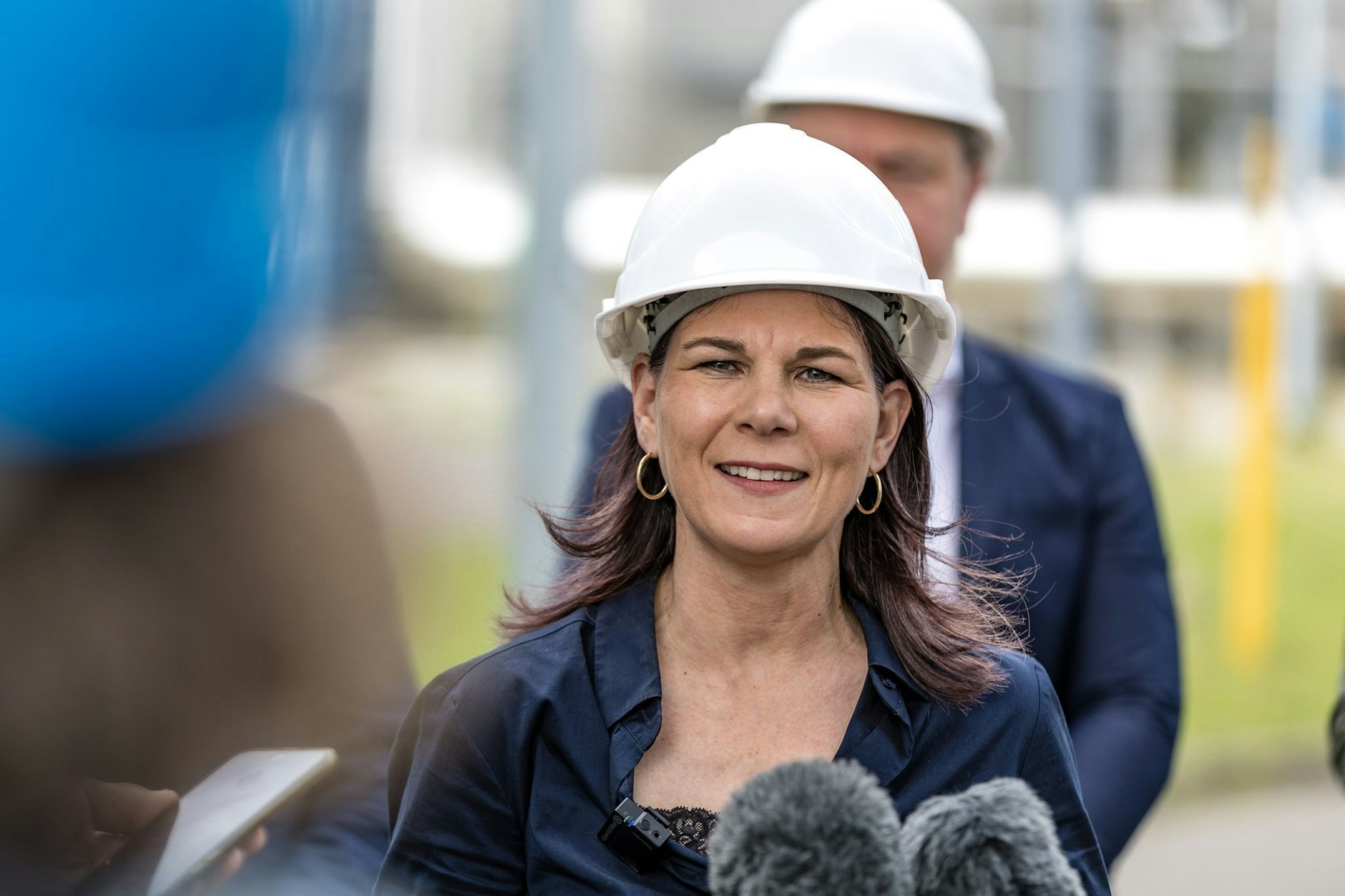 Annalena Baerbock (Bündnis 90/Die Grünen, M), Außenministerin, gibt bei ihrem Besuch des Heizkraftwerkes Cottbus ein Pressestatement ab.  
