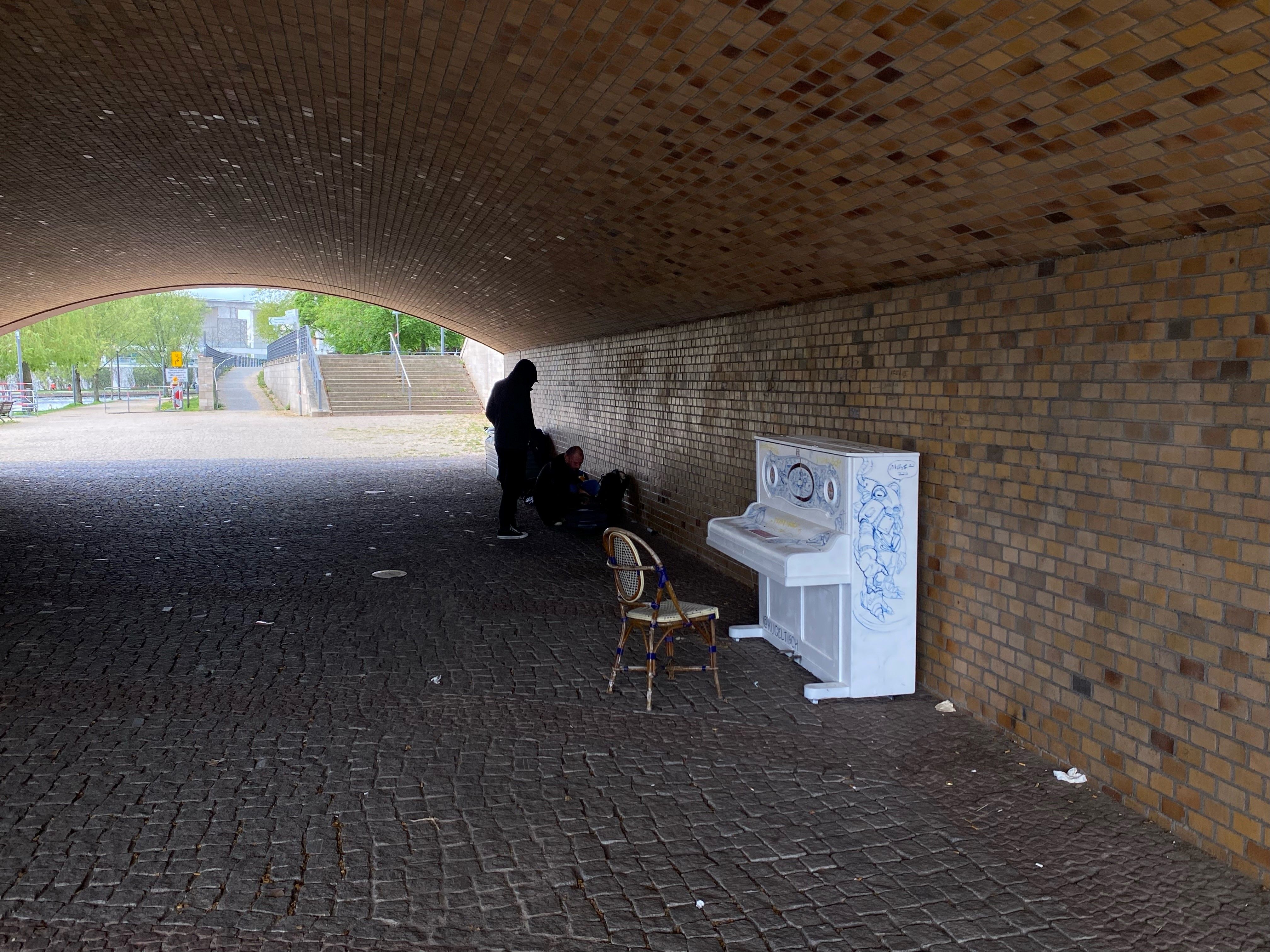 Piano-Bombing: Klavier spielen trifft Street-Art in Berlin-Mitte