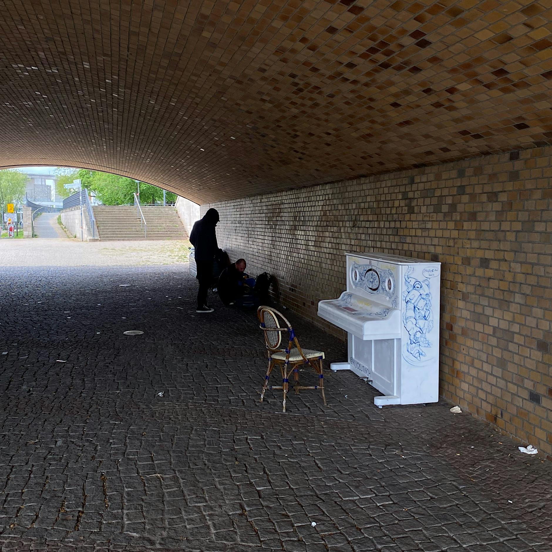Piano-Bombing: Klavier spielen trifft Street-Art in Berlin-Mitte