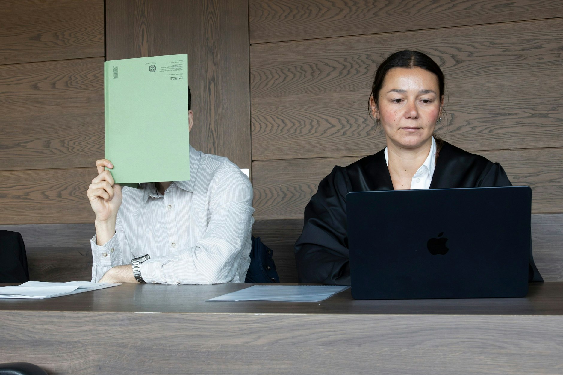 Der angeklagte Küchenhelfer Nima M. (25) mit seiner Verteidigerin beim Prozess-Auftakt in Berlin.