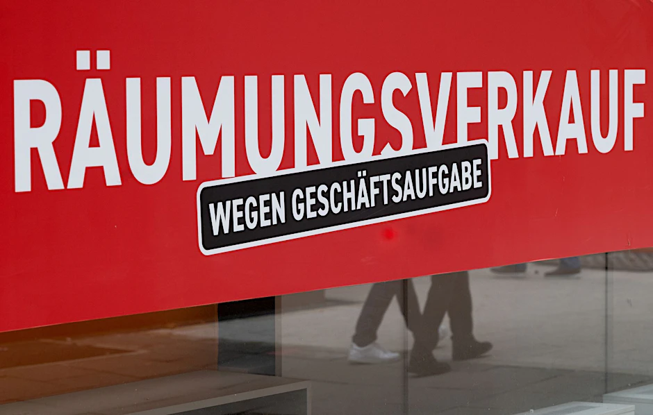 ARCHIV - Ein Schild mit dem Hinweis «Räumungsverkauf wegen Geschäftsaufgabe».  