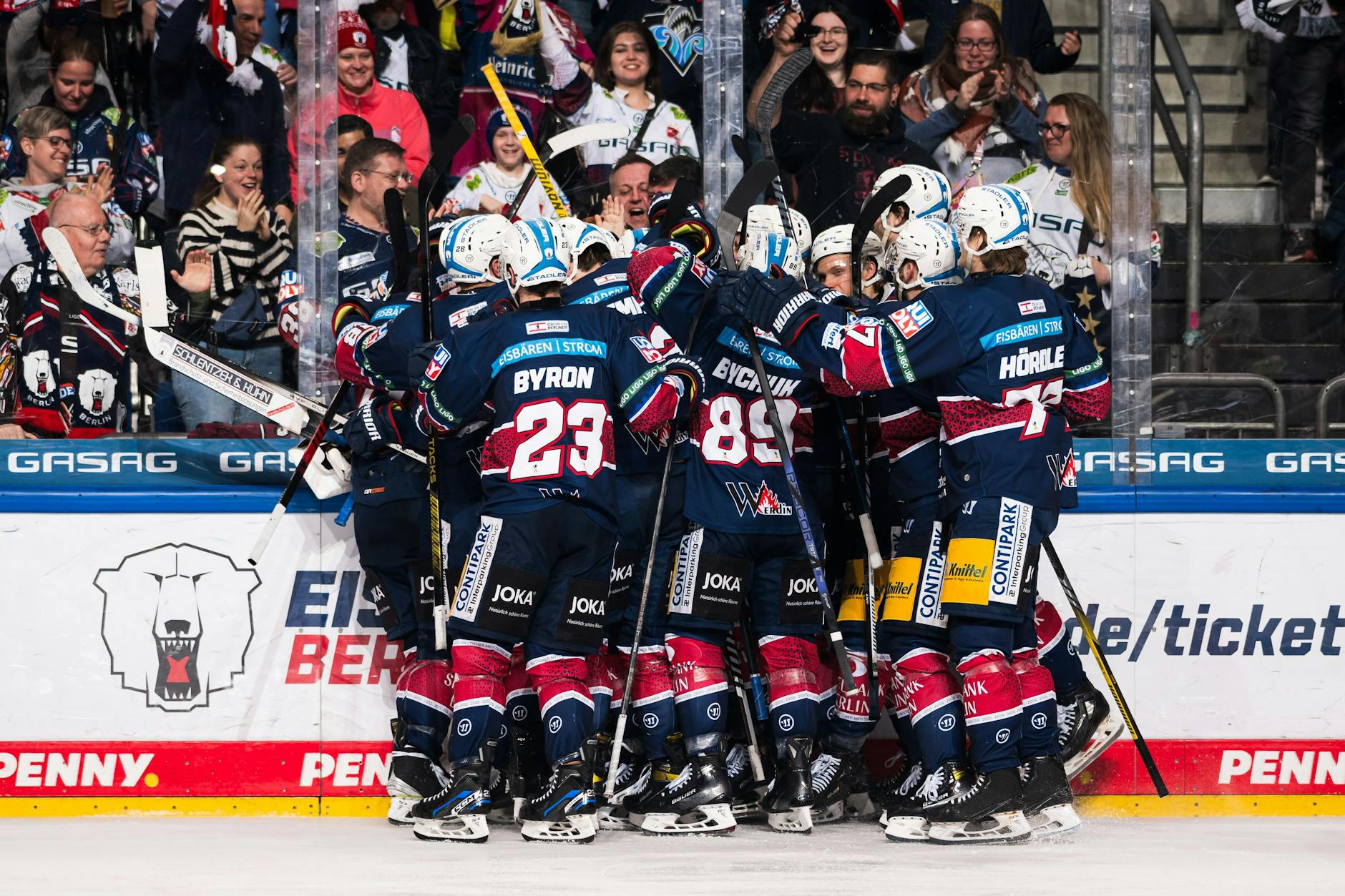 Die Eisbären feiern den Sieg und ihren Einzug in die Finalspiele der Deutschen Eishockey Liga. 
