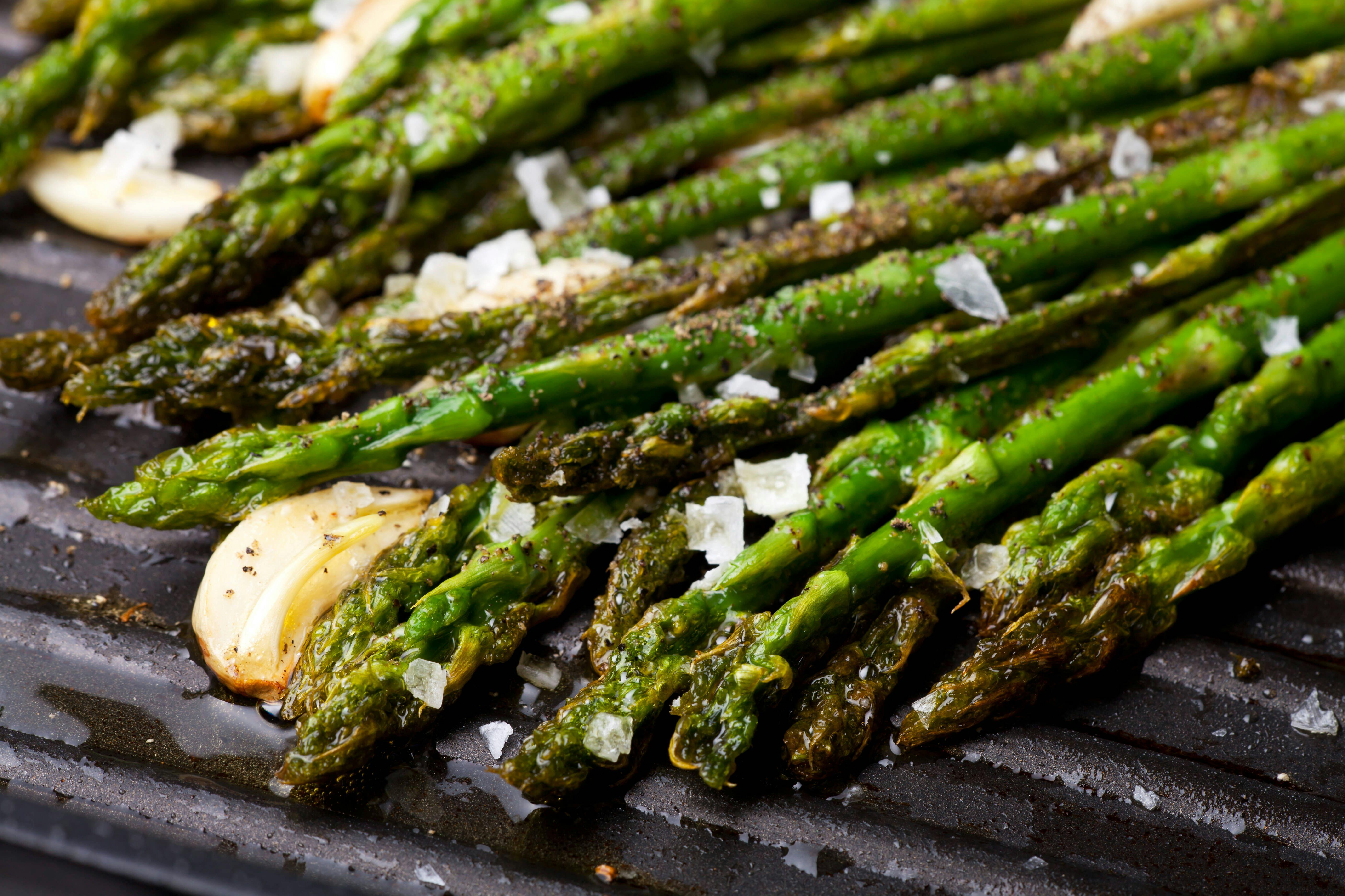 Rezept für gebratenen Spargel: Mit Knoblauch und Parmesan ein Genuss