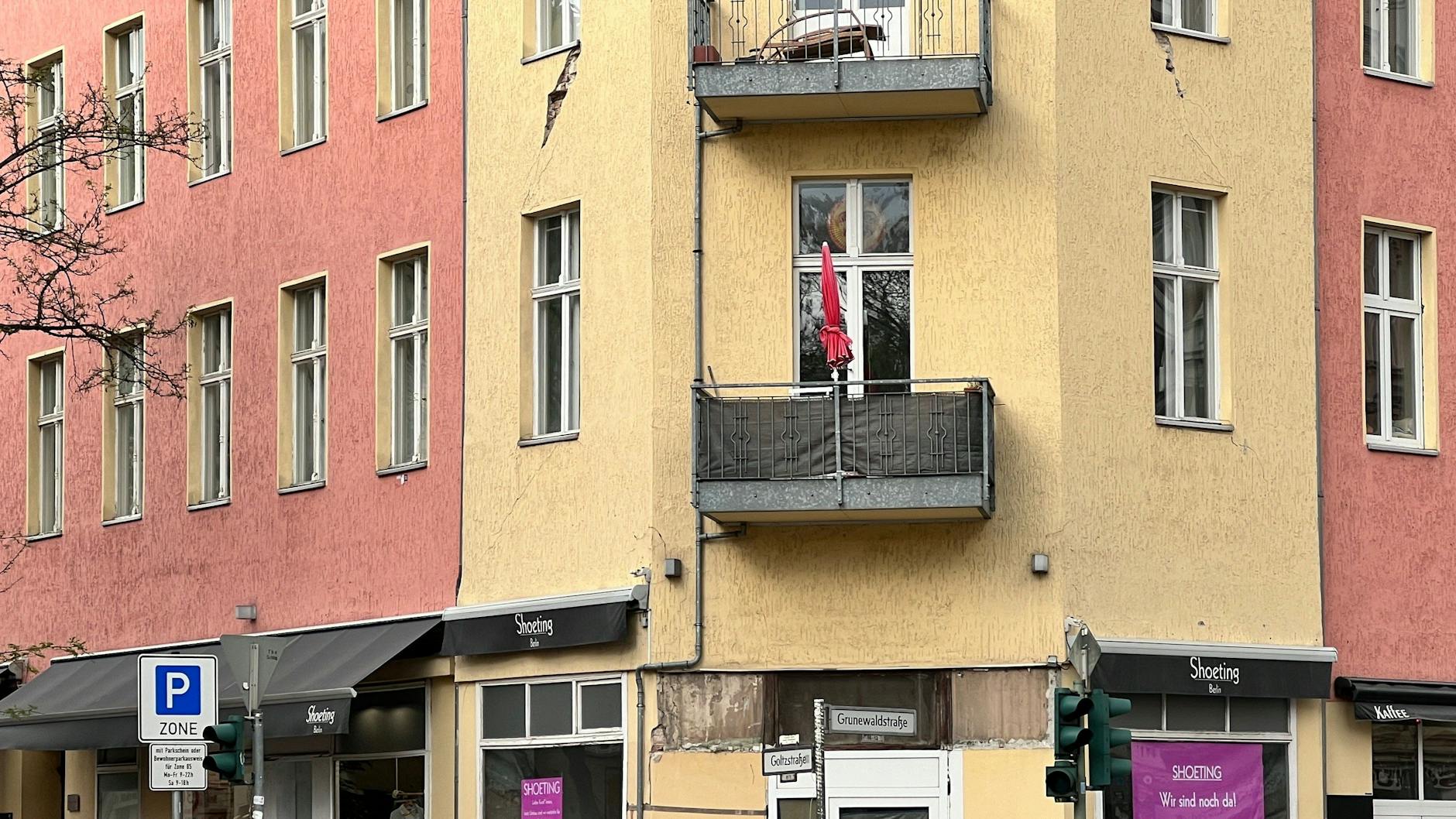 In der Fassade eines Gebäudes an der Ecke Goltzstraße/Grunewaldstraße in Schöneberg sind auf der Höhe des zweiten Stocks starke Risse zu sehen.