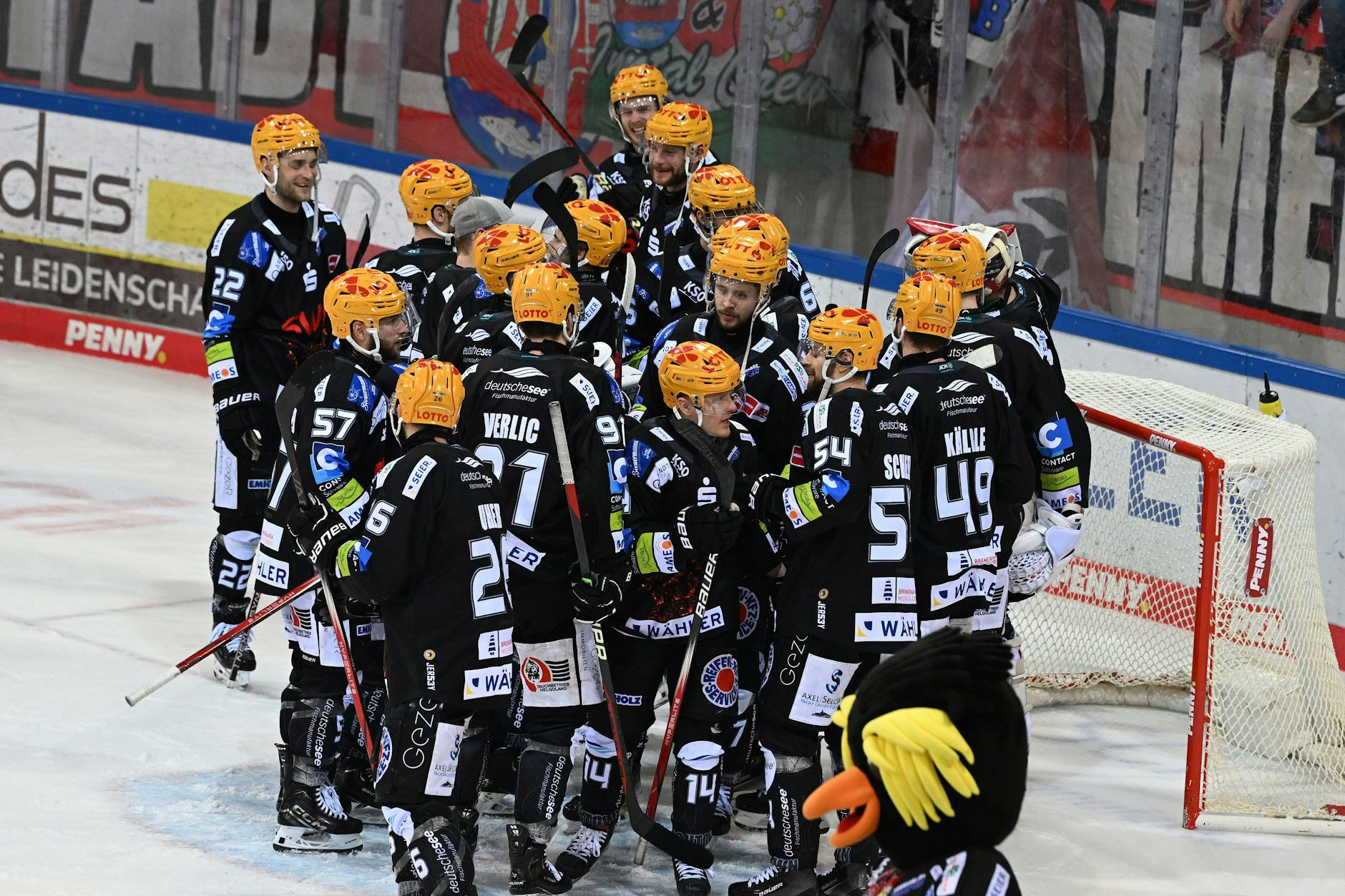 Das Team der Fischtown Pinguins Bremerhaven jubelt nach einem 3:0 im 5. Spiel gegen den EHC Red Bull München über den Einzug ins Finale.