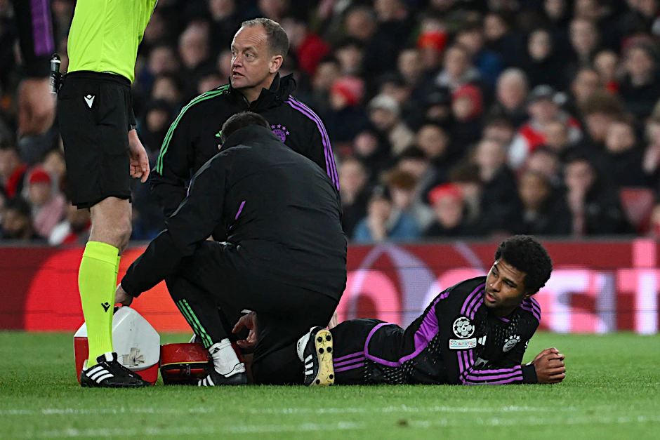 Serge Gnabry musste in der zweiten Halbzeit noch auf dem Rasen behandelt und anschließend ausgewechselt werden.  