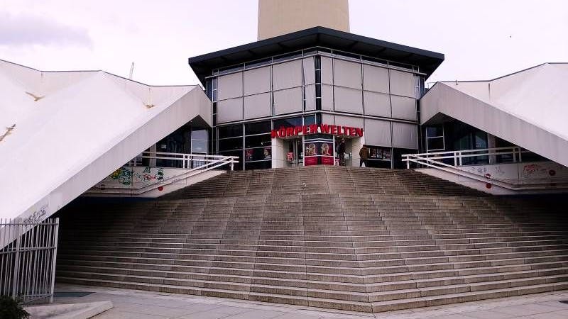 Eingang zu den KÖRPERWELTEN unter dem Fernsehturm.