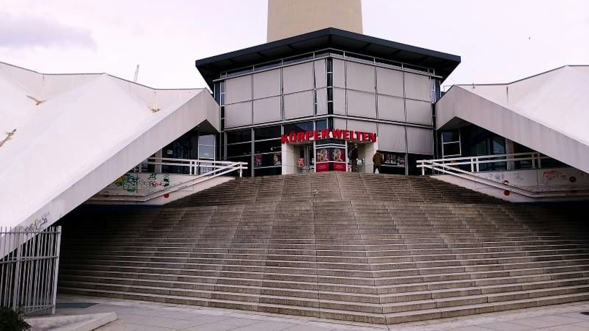 Eingang zu den KÖRPERWELTEN unter dem Fernsehturm.