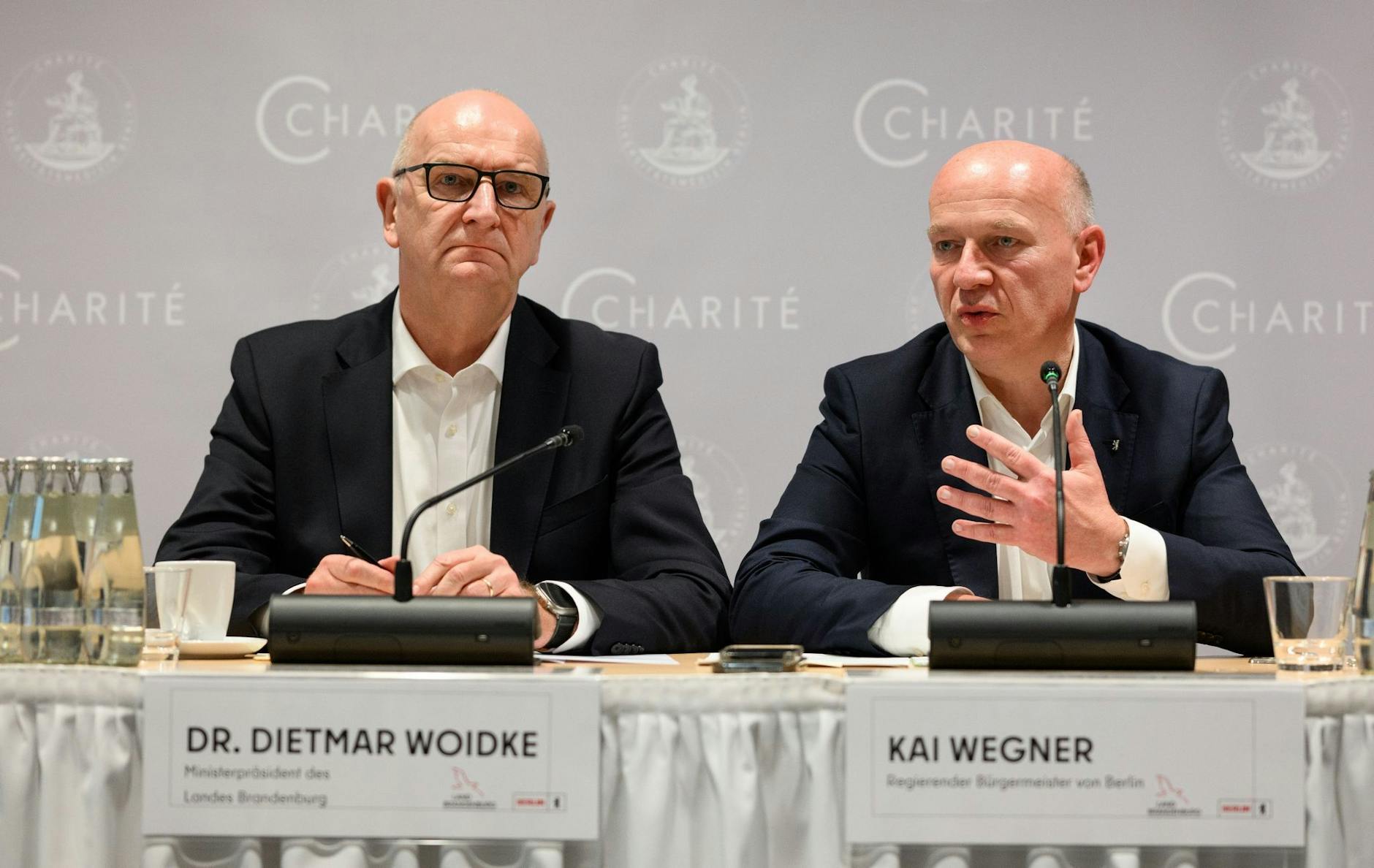 Dietmar Woidke (l, SPD), Ministerpräsident von Brandenburg, und Kai Wegner (CDU), Regierender Bürgermeister von Berlin.