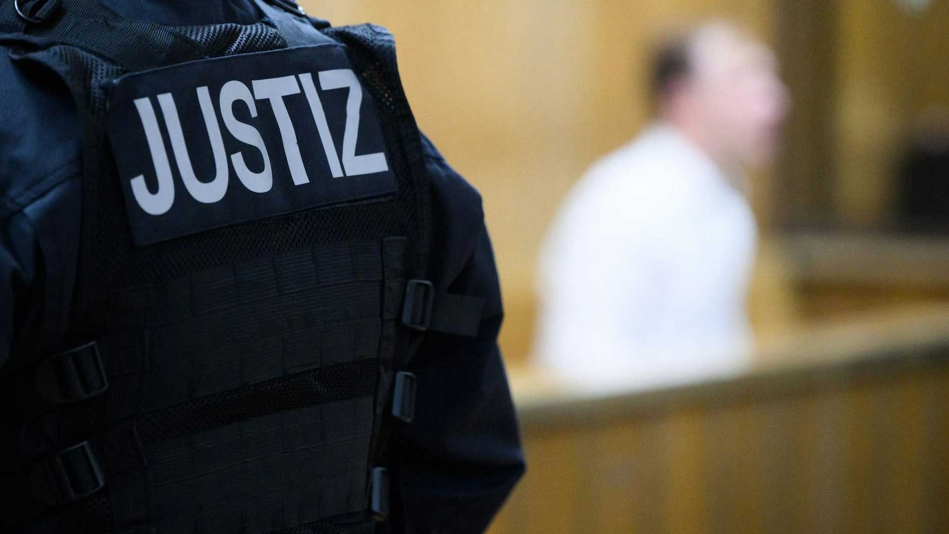 Der Angeklagte beim Prozessauftakt im Landgericht Hannover: Der Vater soll versucht haben, seine Tochter (1) mit Quecksilber zu töten.