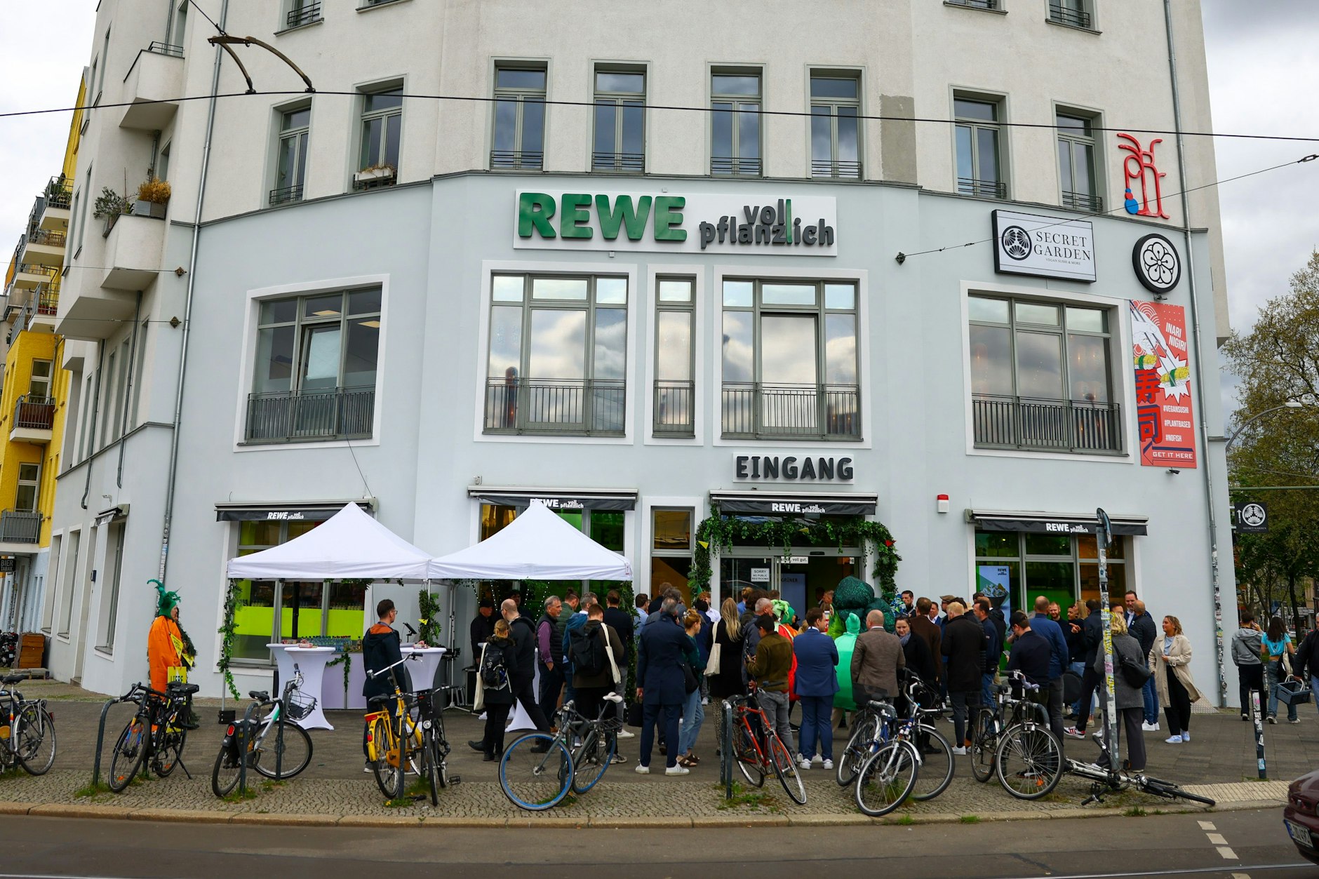 Voll pflanzlich – der erste vegane Rewe an der Warschauer Brücke in Berlin-Friedrichshain.