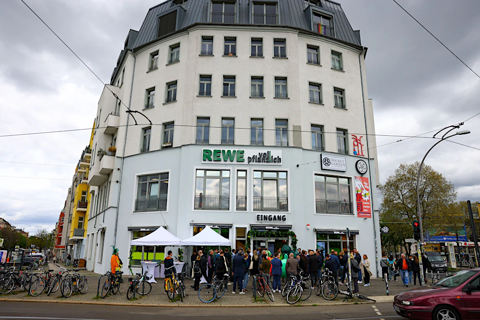 Voll pflanzlich – der erste vegane Rewe an der Warschauer Brücke in Berlin-Friedrichshain.