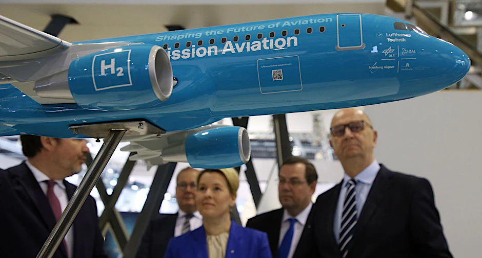ARCHIV - Franziska Giffey (SPD), damals Regierende Bürgermeisterin, und Dietmar Woidke (r, SPD), Ministerpräsident von Brandenburg, vor einem Flugzeug-Modell.  