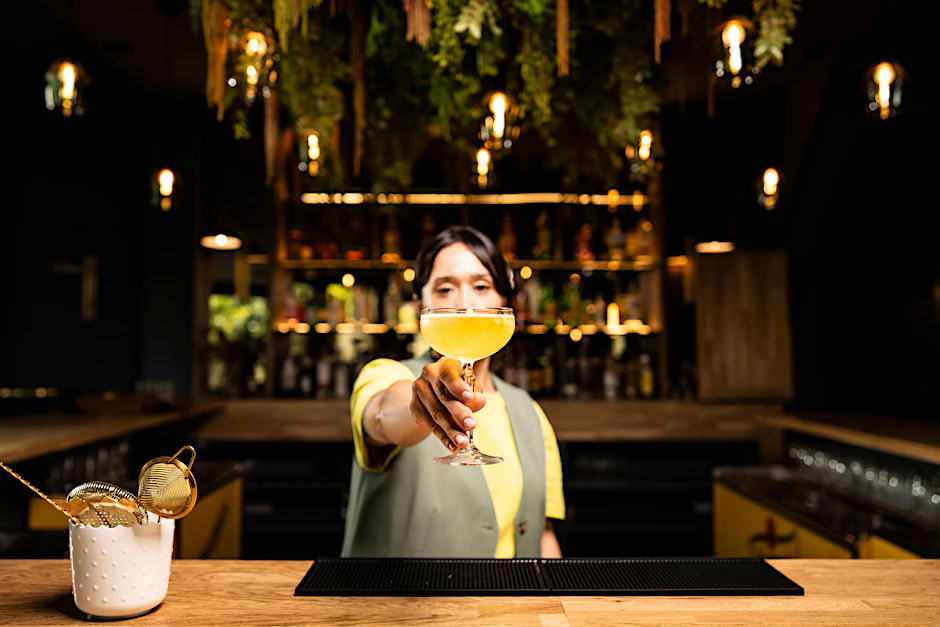 Wer einen Cocktail trinken möchte, hat in Friedrichshainer Bars eine große Auswahl.