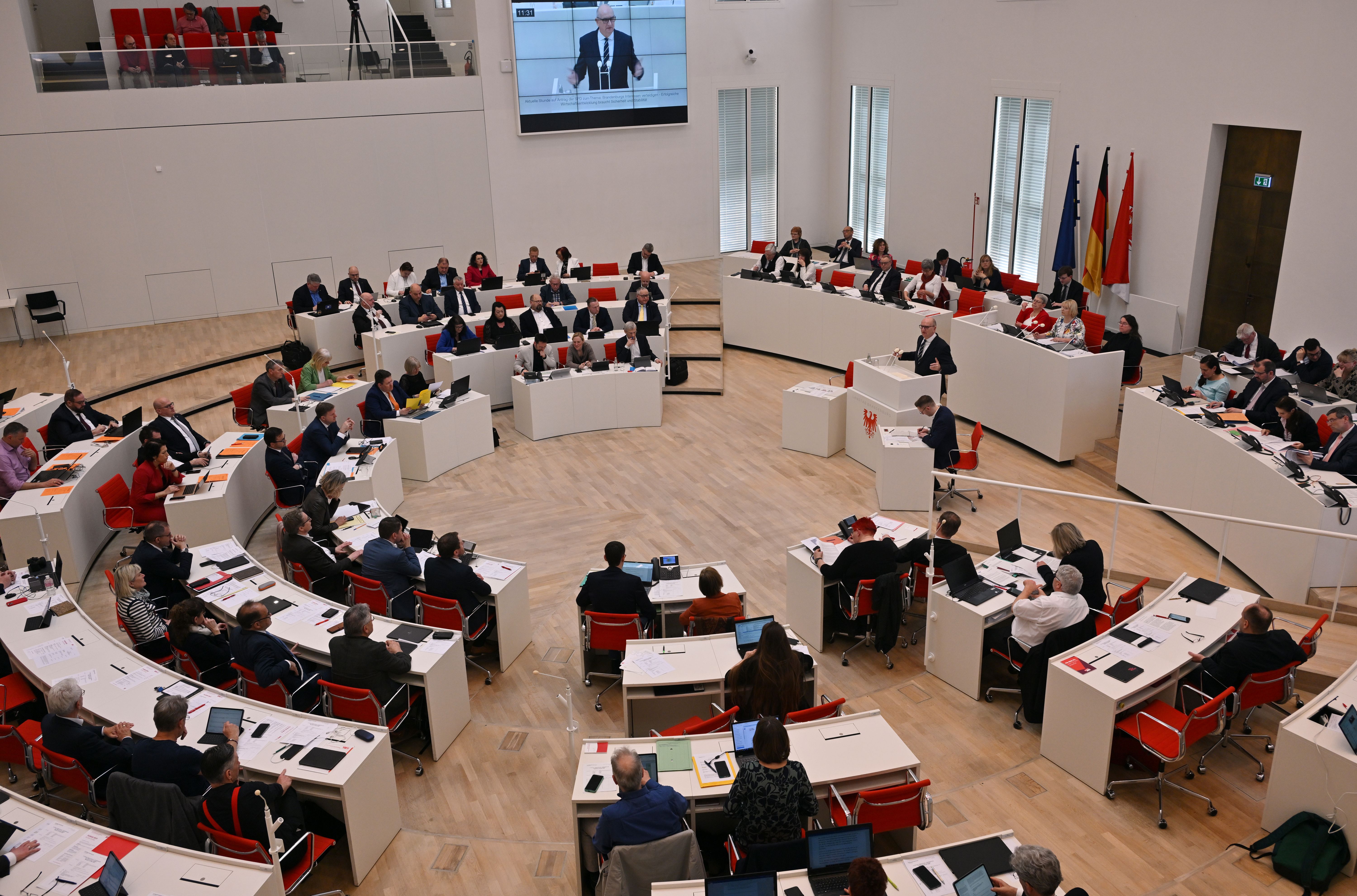 Wahlumfrage: AfD führt weiter, aber ihr Vorsprung auf die SPD schmilzt