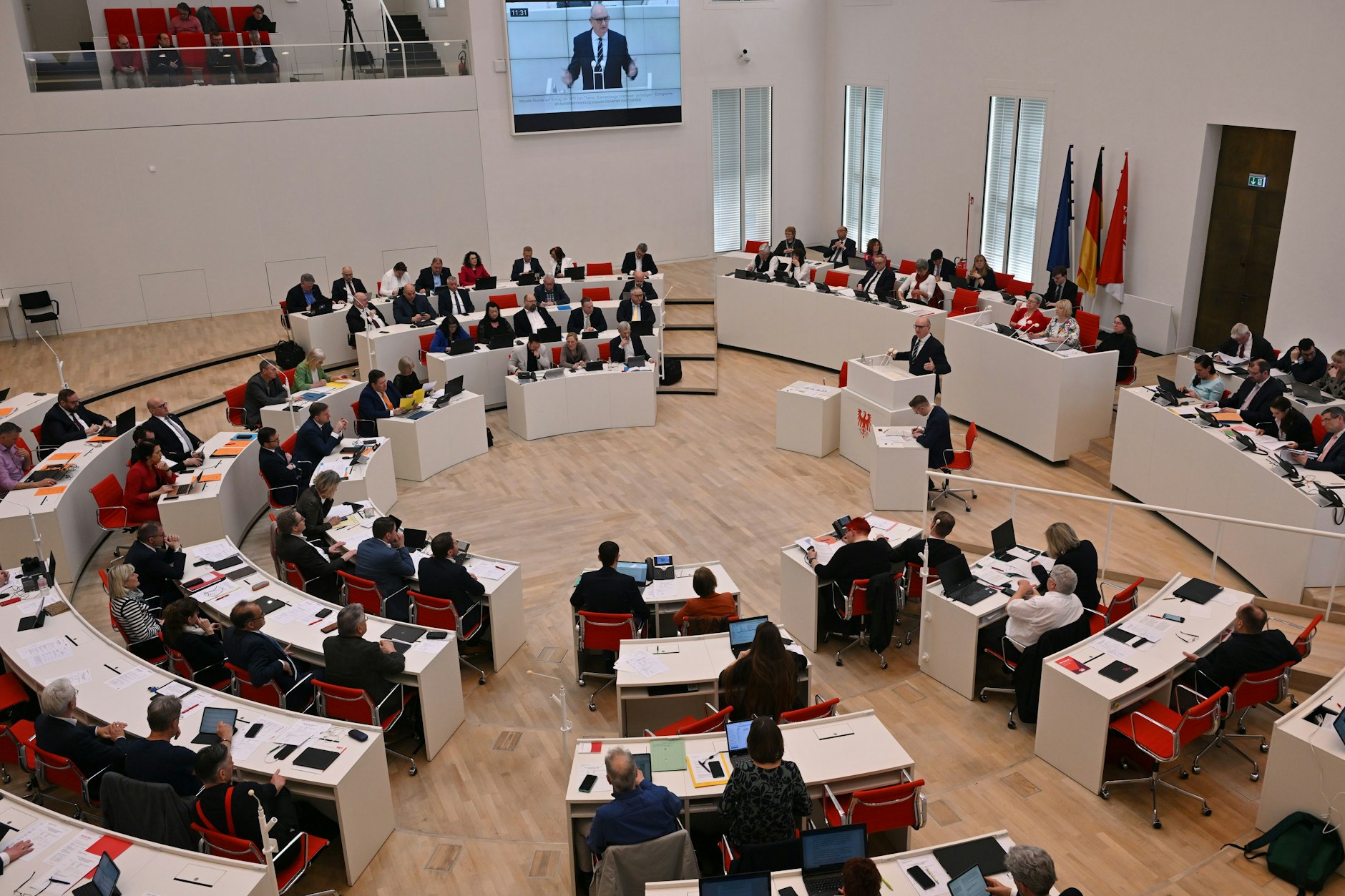 In Brandenburg wird am 22. September ein neues Parlament gewählt. Laut einer Infratest-dimap-Umfrage für den RBB liegt die AfD derzeit in der Wählergunst weiter vorn, gefolgt von der SPD. Der Abstand zwischen beiden ist seit der letzten Umfrage geschmolzen.&nbsp;