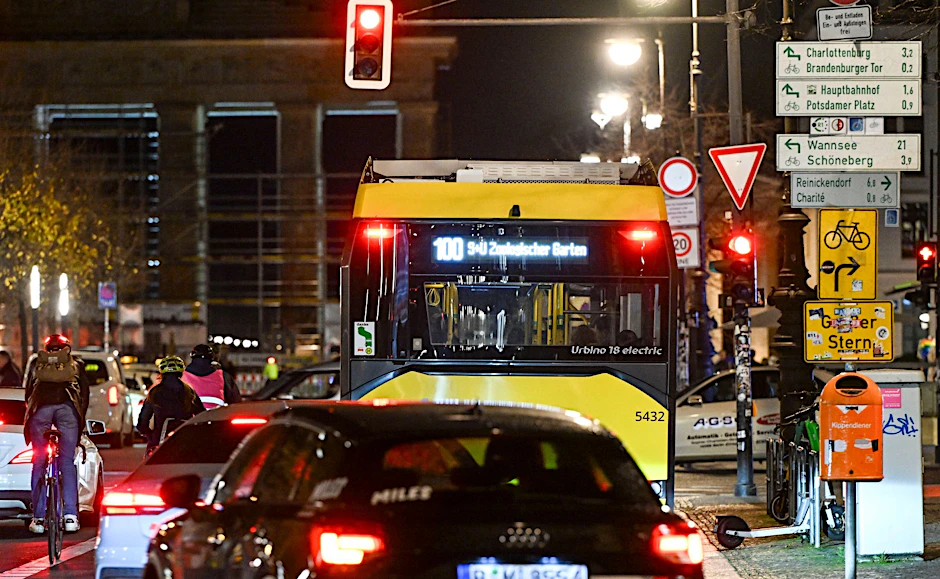 ARCHIV - Zahlreiche Autos, Radfahrer und Busse sind Unter den Linden unterwegs.  