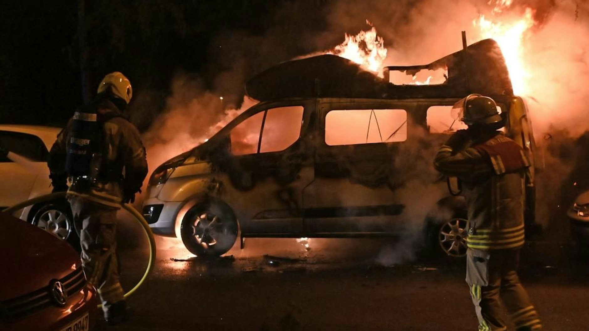 Das Wohnmobil ist nicht mehr zu retten. Wenig später stand auch ein weiteres Fahrzeug in Flammen.