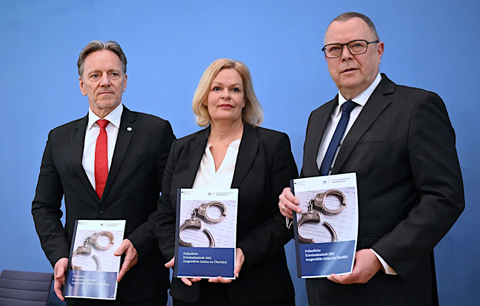 dpatopbilder - Bundesinnenministerin Nancy Faeser mit BKA-Präsident Holger Münch (l.) und  Brandenburgs Innenminister Michael Stübgen bei der Vorstellung der Polizeilichen Kriminalstatistik 2023 (PKS).  