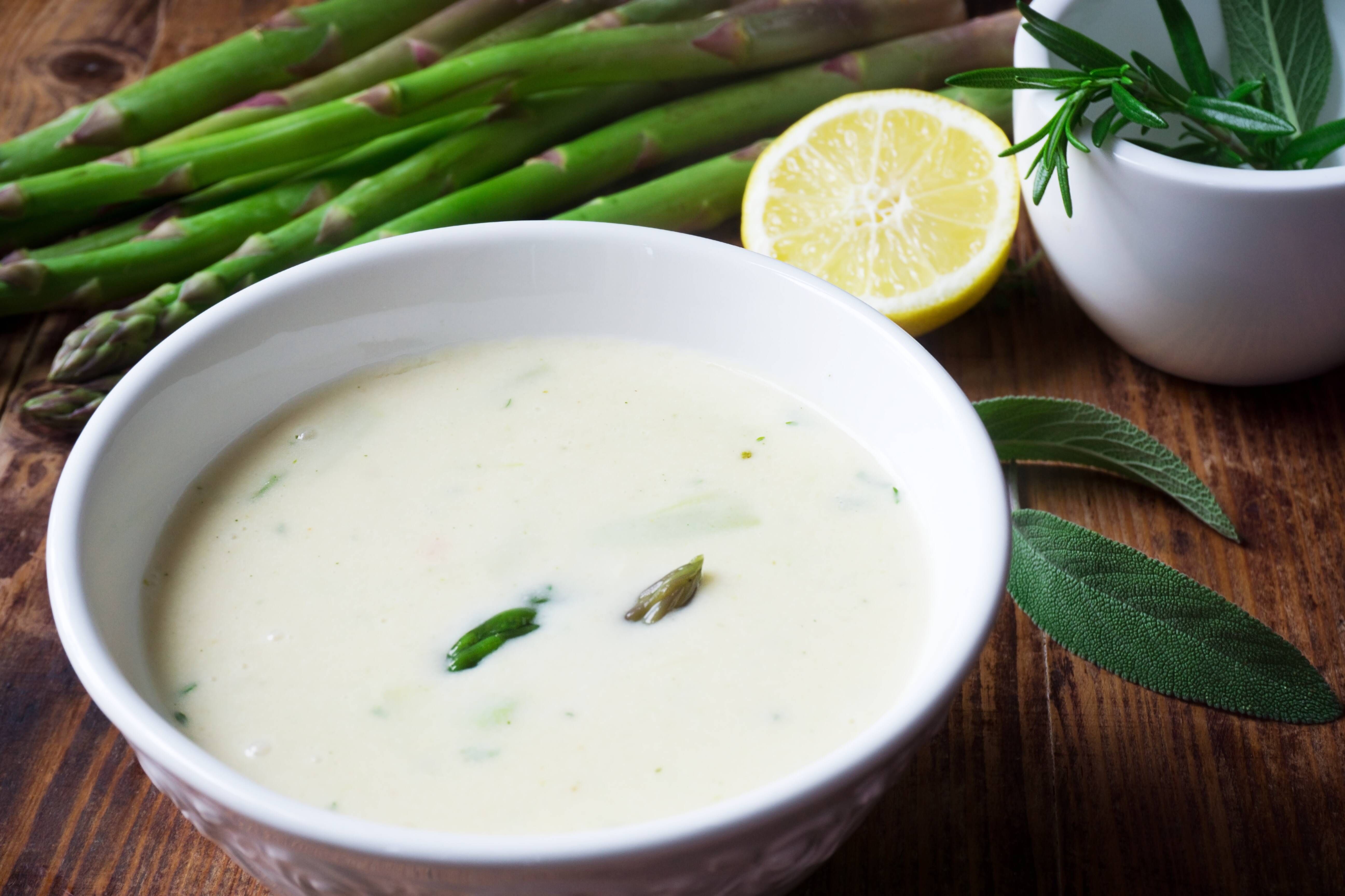 Geniales Rezept für cremige Spargel-Suppe – ganz ohne lästiges Schälen
