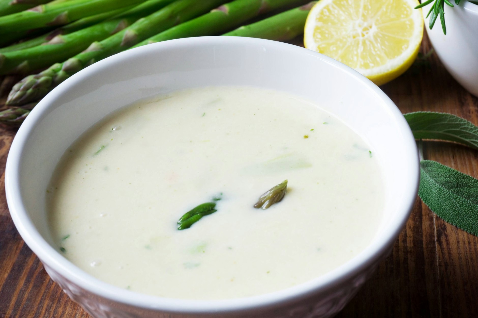 Das Rezept für Spargel-Suppe ist schnell und leicht zubereitet und super-lecker.